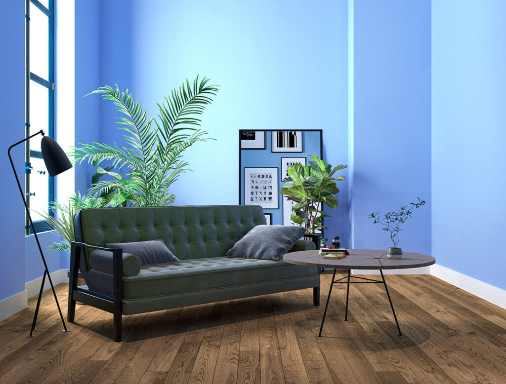 Sala de estar con un sofa y pared con pintura azul