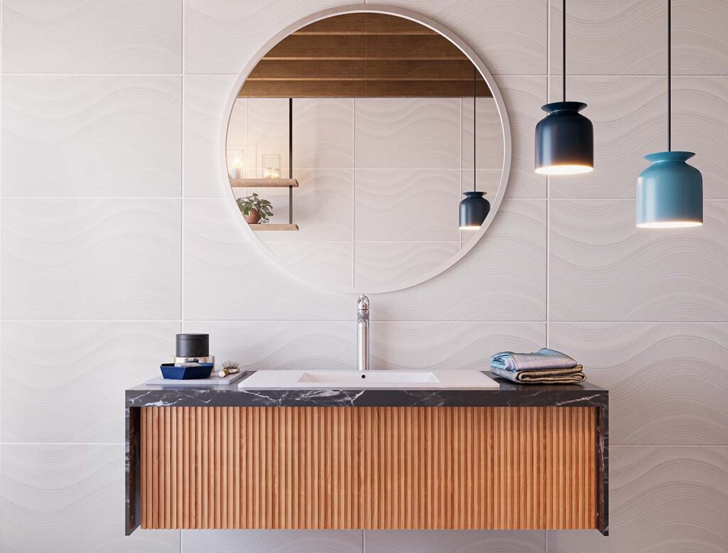 Baño con espejo grande y decorados de luces y muebles en madera