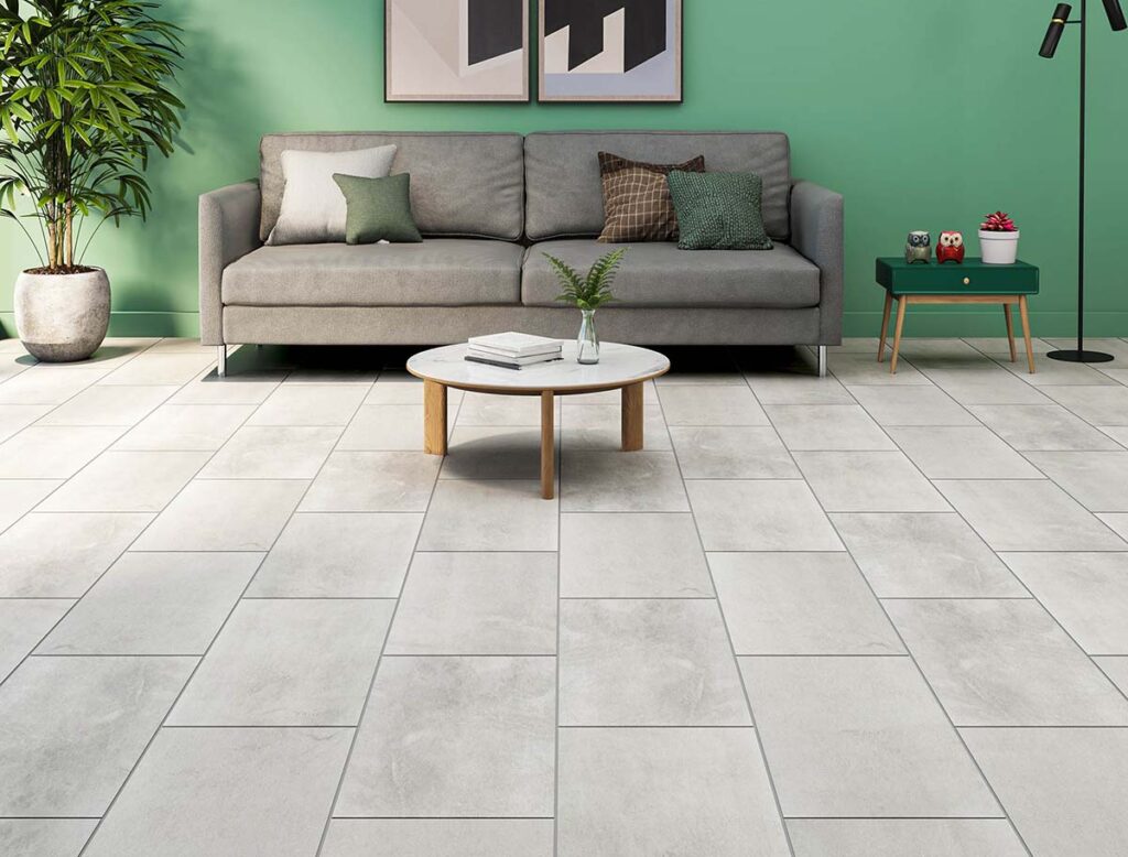 Sala con pintura verde y sofá de dos puestos