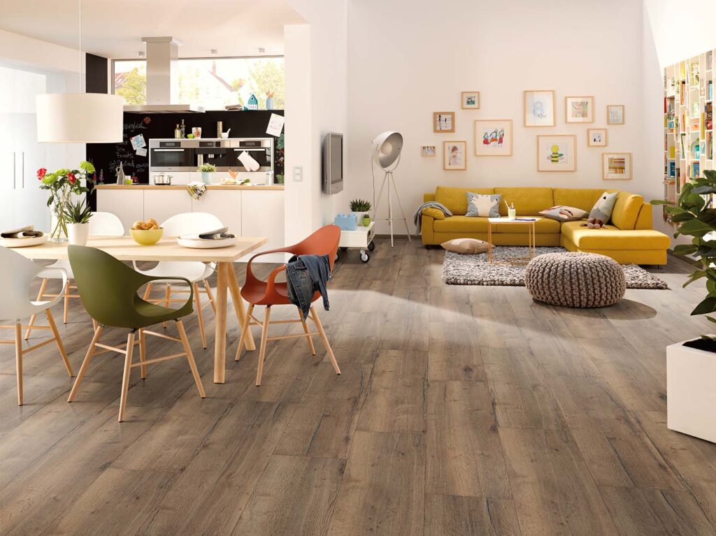 Sala comedor con pisos laminados