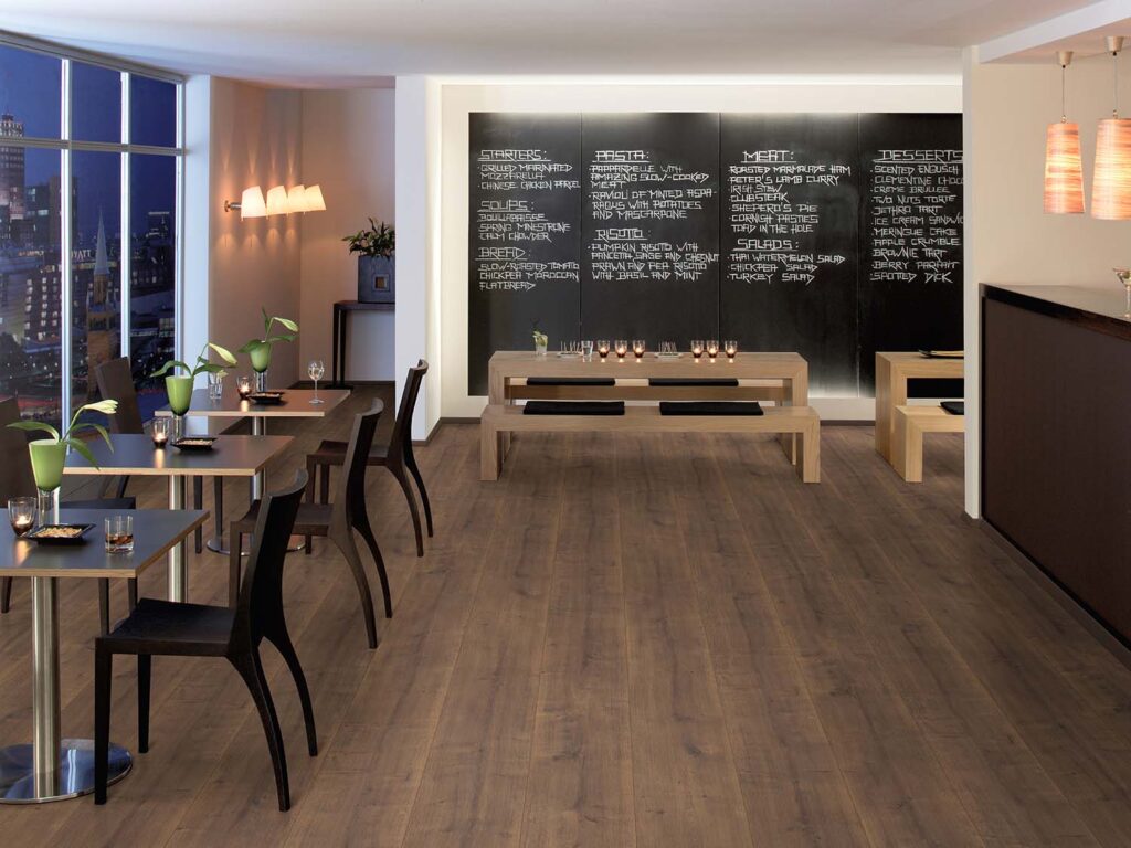 Restaurante con mesas y con pisos laminados